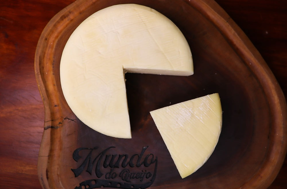 QUEIJO CANASTRA MEIA CURA MÉDIA 700G 3
