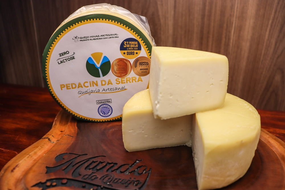 QUEIJO CANASTRA PEDACIN DA SERRA PREMIADO OURO 700G 1