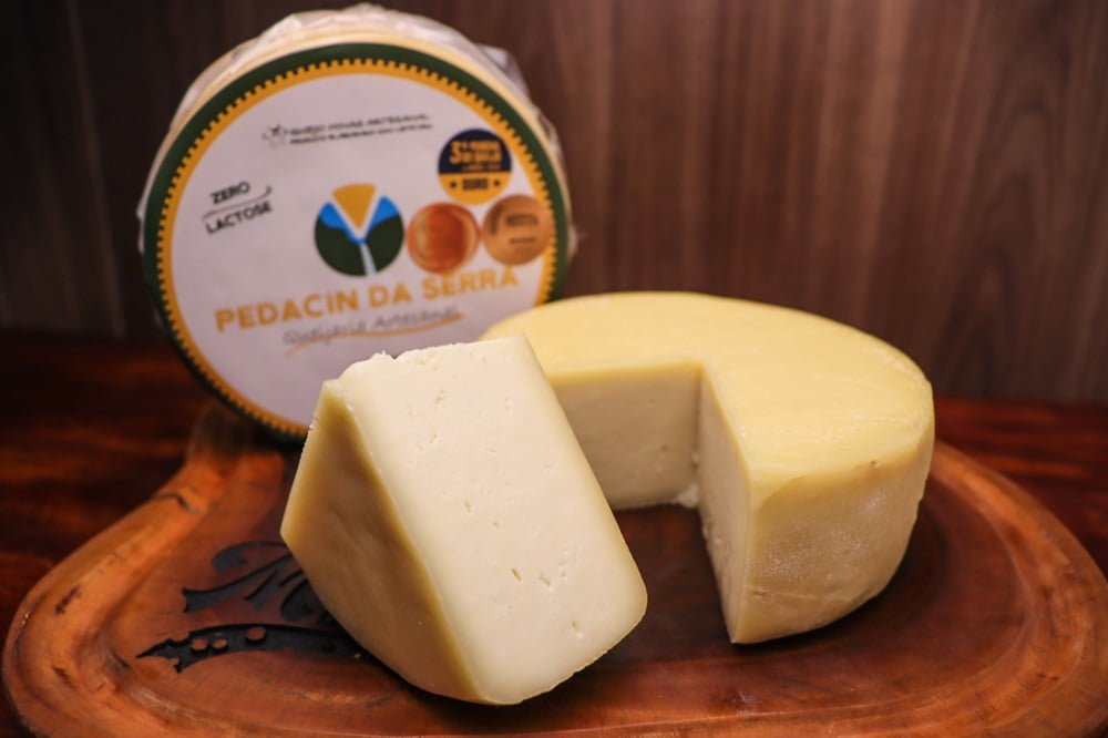 QUEIJO CANASTRA PEDACIN DA SERRA PREMIADO OURO 700G 3