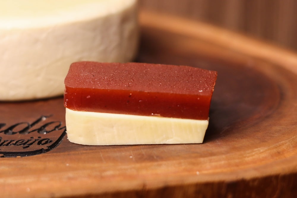 KIT ROMEU E JULIETA BARRA - 2 QUEIJO CANASTRA (700 G CADA) E 1 GOIABADA CASCÃO BARRA SOH MINAS (500G) 6