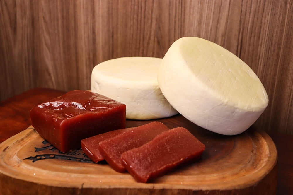 KIT ROMEU E JULIETA BARRA - 2 QUEIJO CANASTRA (700 G CADA) E 1 GOIABADA CASCÃO BARRA SOH MINAS (500G) 1