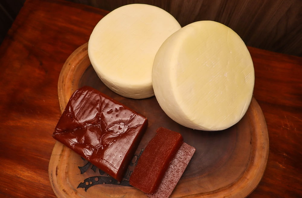 KIT ROMEU E JULIETA BARRA - 2 QUEIJO CANASTRA (700 G CADA) E 1 GOIABADA CASCÃO BARRA SOH MINAS (500G) 4