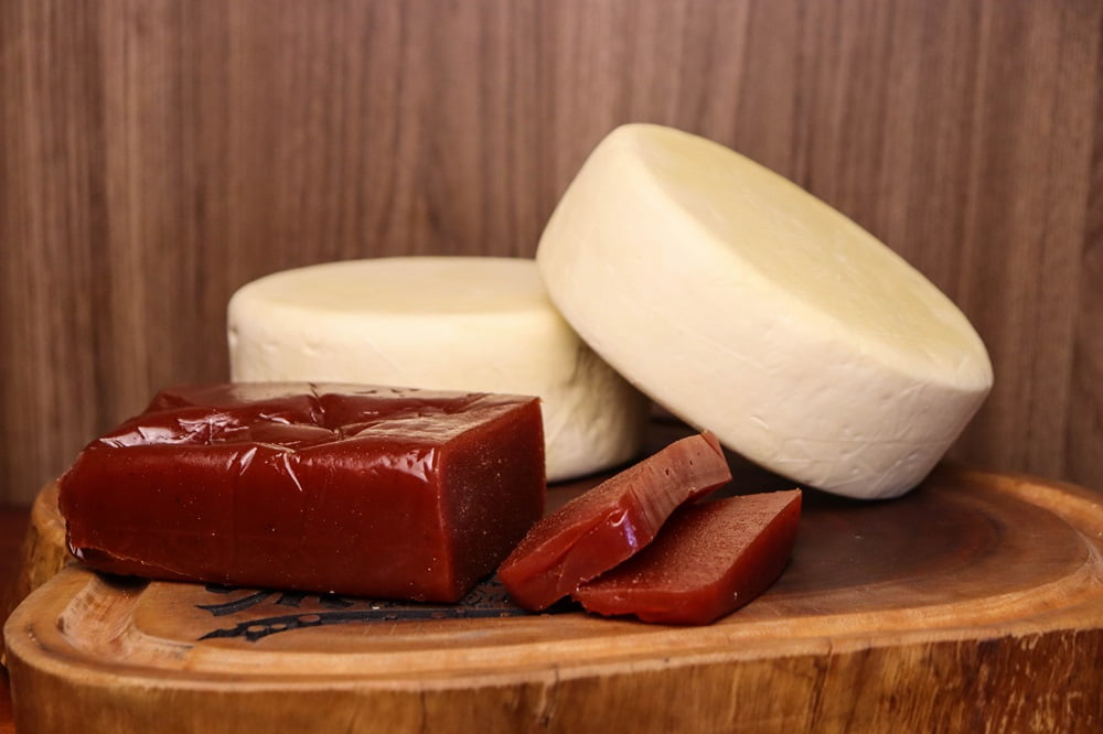 KIT ROMEU E JULIETA BARRA - 2 QUEIJO CANASTRA (700 G CADA) E 1 GOIABADA CASCÃO BARRA SOH MINAS (500G) 2