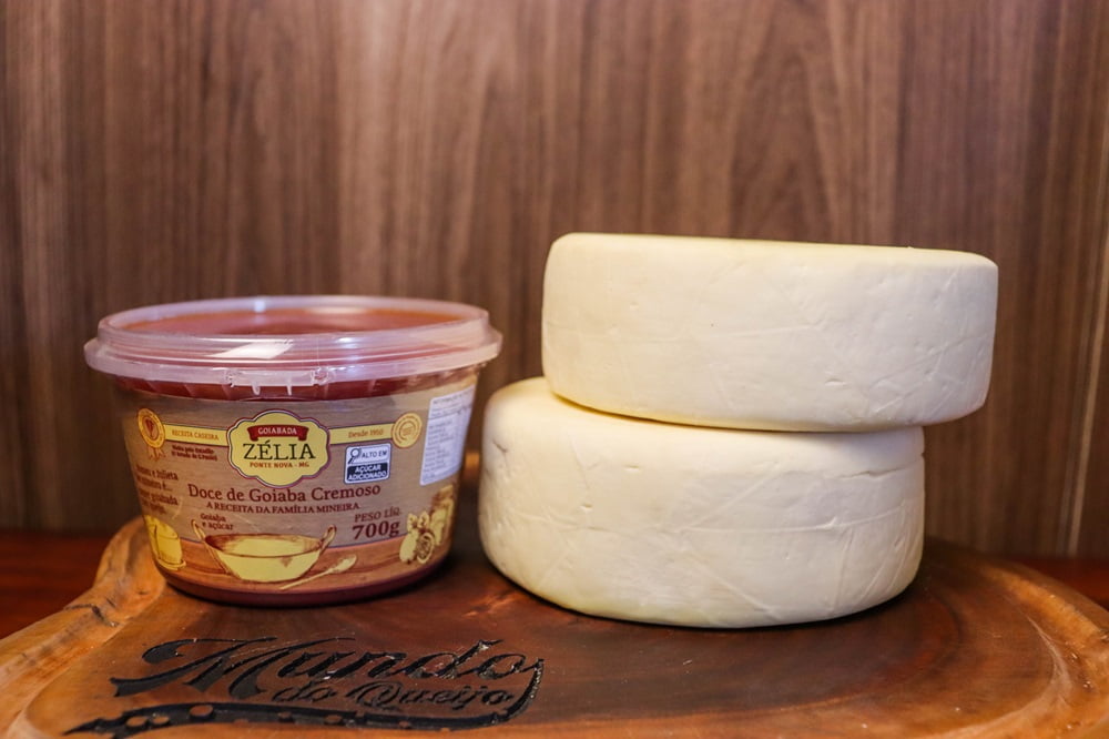 KIT ROMEU E JULIETA - 2 QUEIJO CANASTRA 700G CADA E 1 GOIABADA CASCÃO ZÉLIA (700G) 3