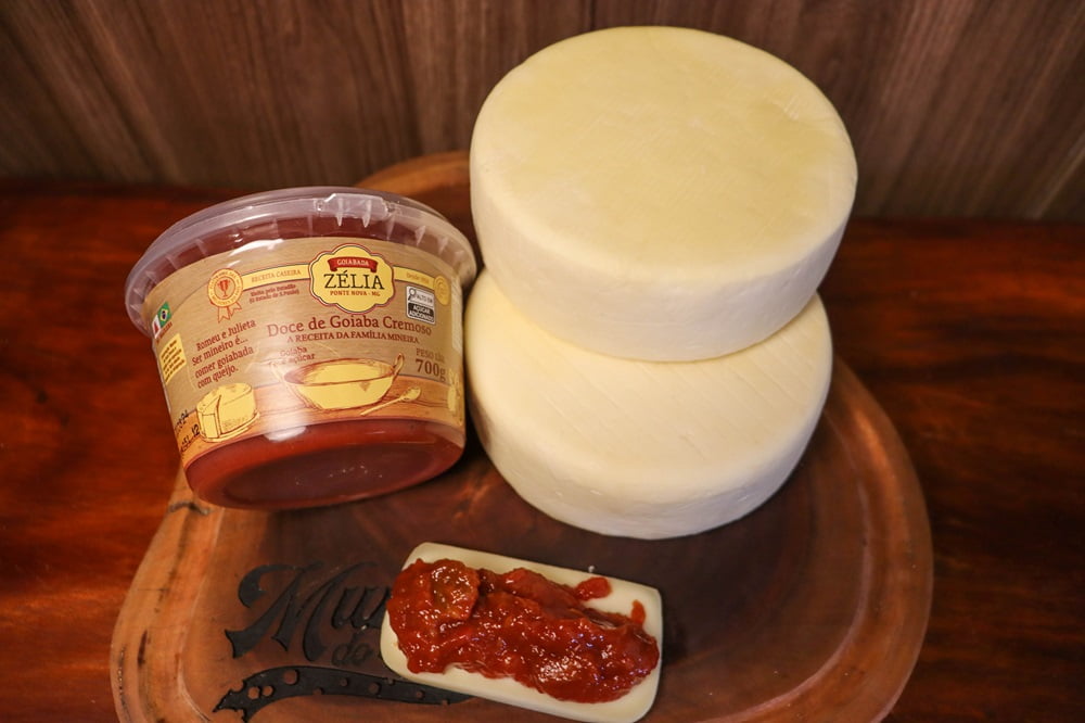 KIT ROMEU E JULIETA - 2 QUEIJO CANASTRA 700G CADA E 1 GOIABADA CASCÃO ZÉLIA (700G) 4