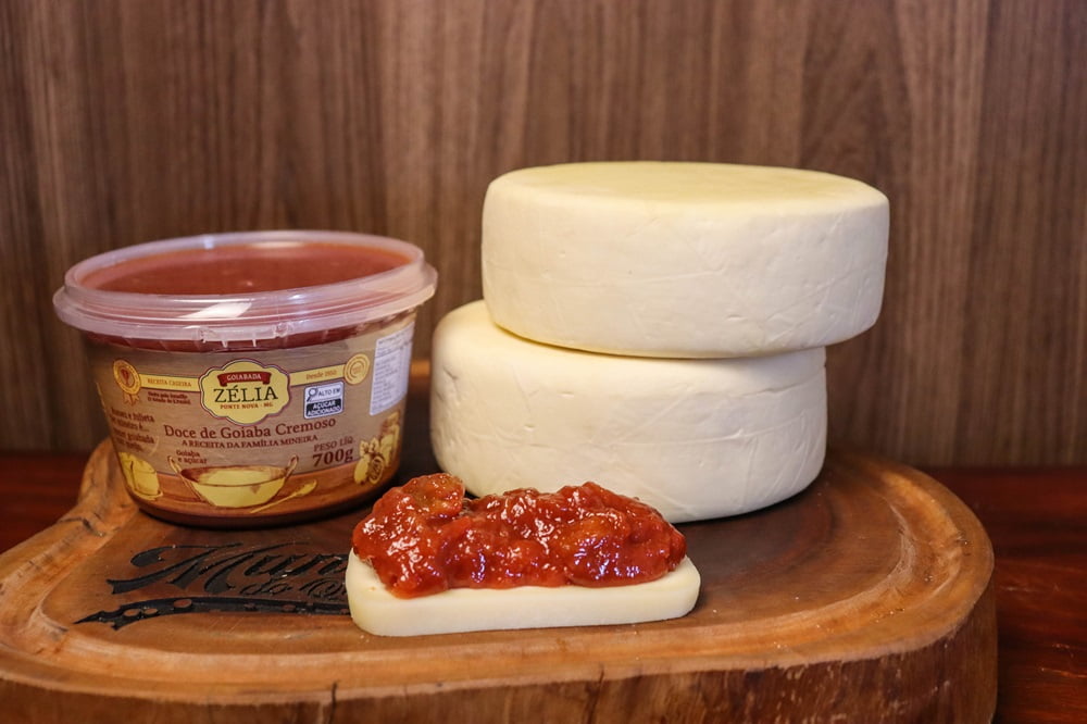 KIT ROMEU E JULIETA - 2 QUEIJO CANASTRA 700G CADA E 1 GOIABADA CASCÃO ZÉLIA (700G) 1