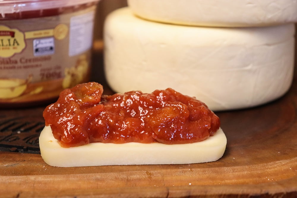 KIT ROMEU E JULIETA - 2 QUEIJO CANASTRA 700G CADA E 1 GOIABADA CASCÃO ZÉLIA (700G) 2