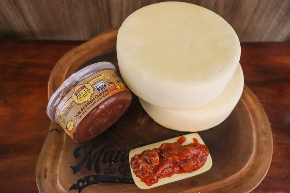 KIT ROMEU E JULIETA MINI - 2 QUEIJO CANASTRA (700 G CADA) E 1 GOIABADA CASCÃO ZÉLIA (250G) 2