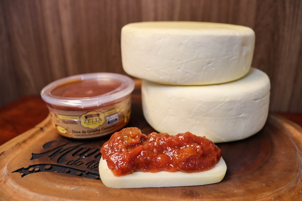 KIT ROMEU E JULIETA MINI - 2 QUEIJO CANASTRA (700 G CADA) E 1 GOIABADA CASCÃO ZÉLIA (250G) 1