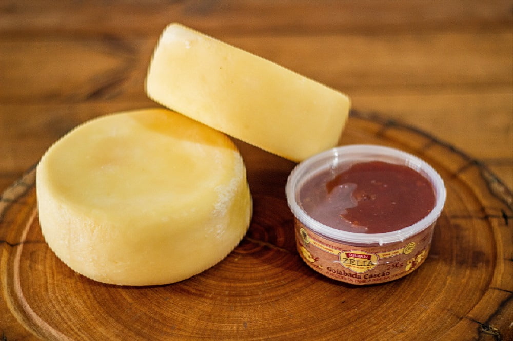 KIT ROMEU E JULIETA MINI - 2 QUEIJO CANASTRA (700 G CADA) E 1 GOIABADA CASCÃO ZÉLIA (250G) 7