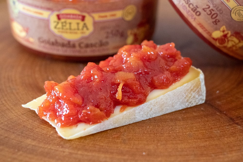 KIT ROMEU E JULIETA MINI - 2 QUEIJO CANASTRA (700 G CADA) E 1 GOIABADA CASCÃO ZÉLIA (250G) 3