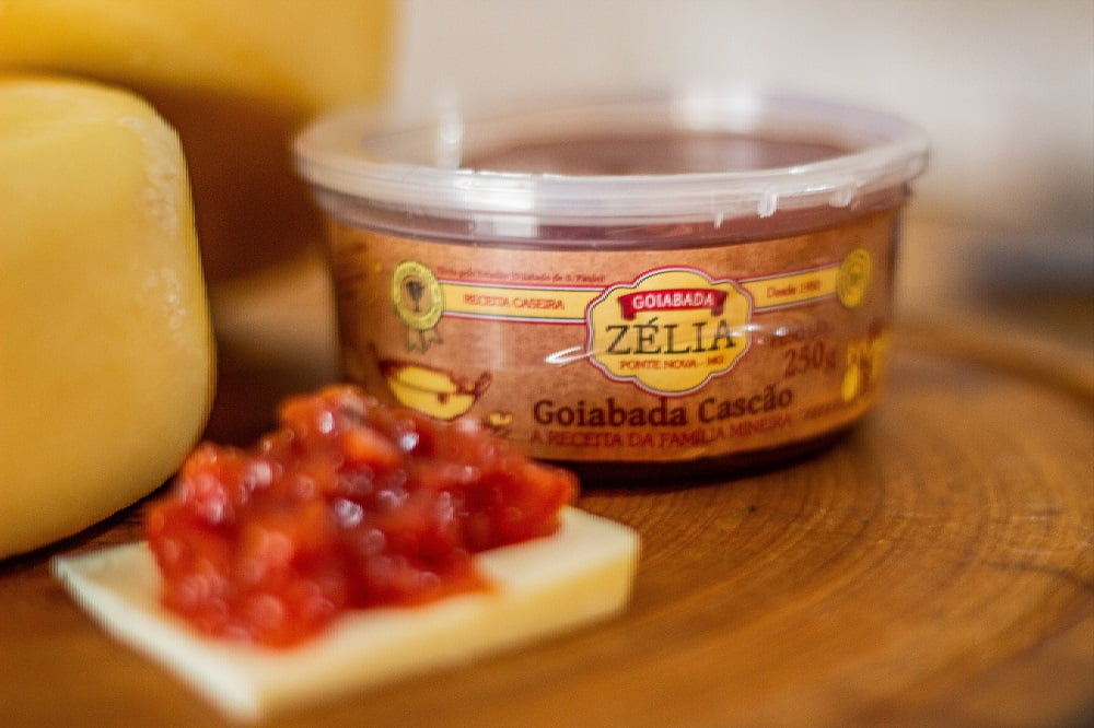 KIT ROMEU E JULIETA MINI - 2 QUEIJO CANASTRA (700 G CADA) E 1 GOIABADA CASCÃO ZÉLIA (250G) 8