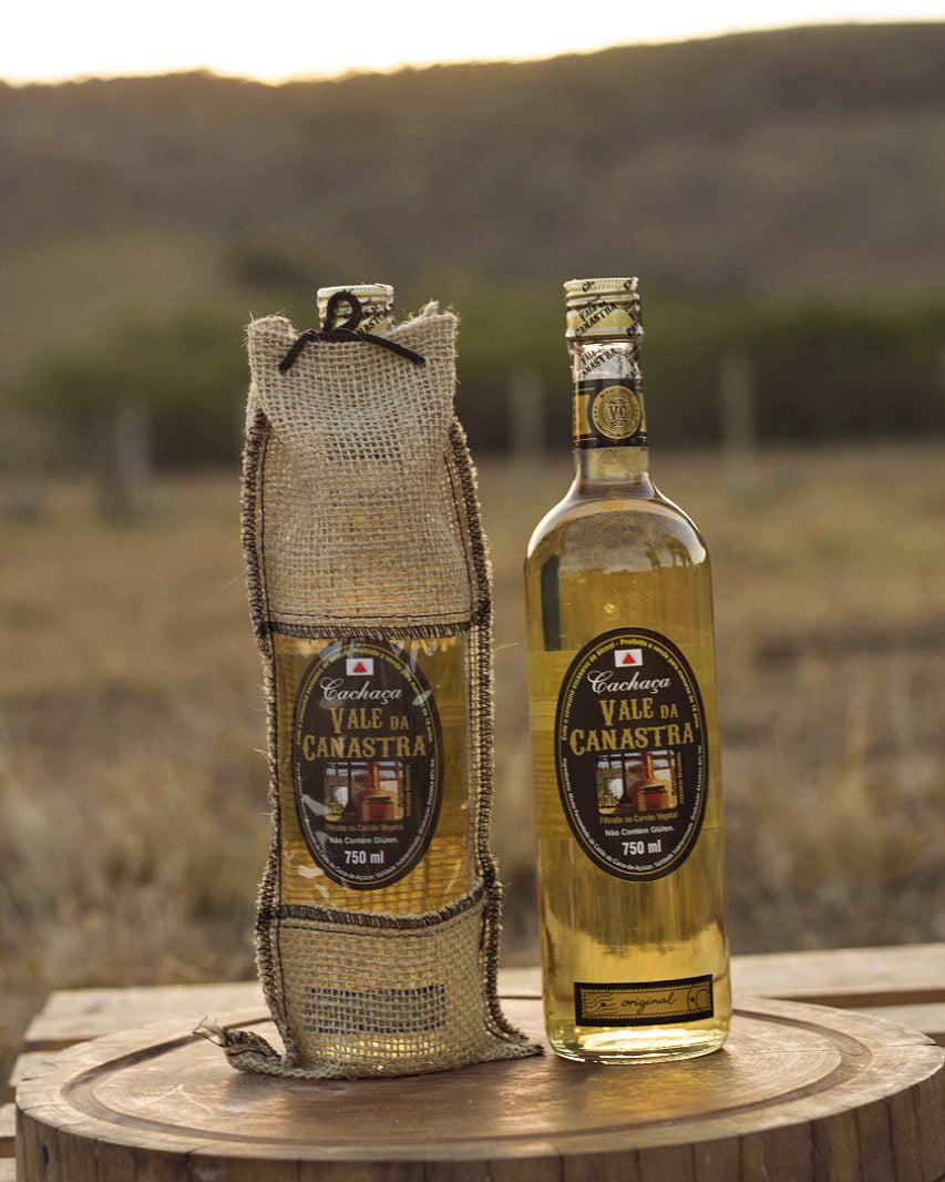 KIT VALE DA CANASTRA - 2 QUEIJO CANASTRA 700 CADA E 1 CACHAÇA ARTESANAL 670ML 3