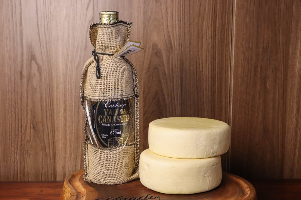 KIT VALE DA CANASTRA - 2 QUEIJO CANASTRA 700 CADA E 1 CACHAÇA ARTESANAL 670ML 1