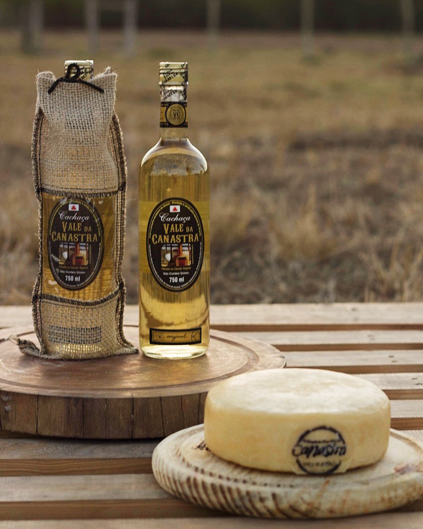 KIT VALE DA CANASTRA - 2 QUEIJO CANASTRA 700 CADA E 1 CACHAÇA ARTESANAL 670ML 5