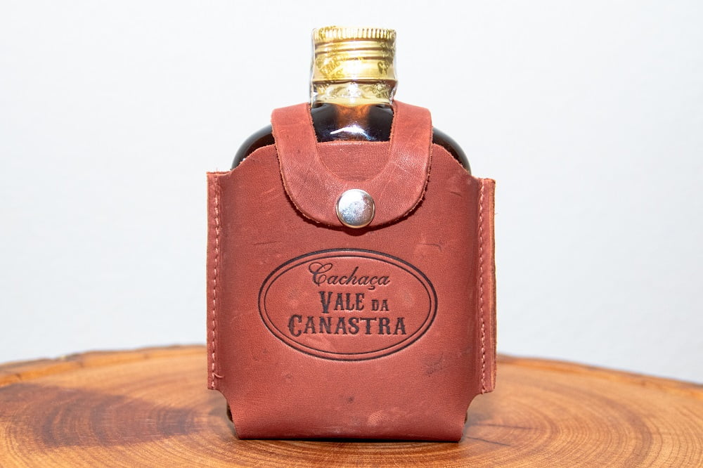 KIT 1 CACHAÇA ARTESANAL OURO 160 ML + 1 CACHAÇA PRATA 160 ML COM CAPA DE COURO 7