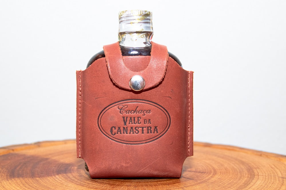 KIT 1 CACHAÇA ARTESANAL OURO 160 ML + 1 CACHAÇA PRATA 160 ML COM CAPA DE COURO 8