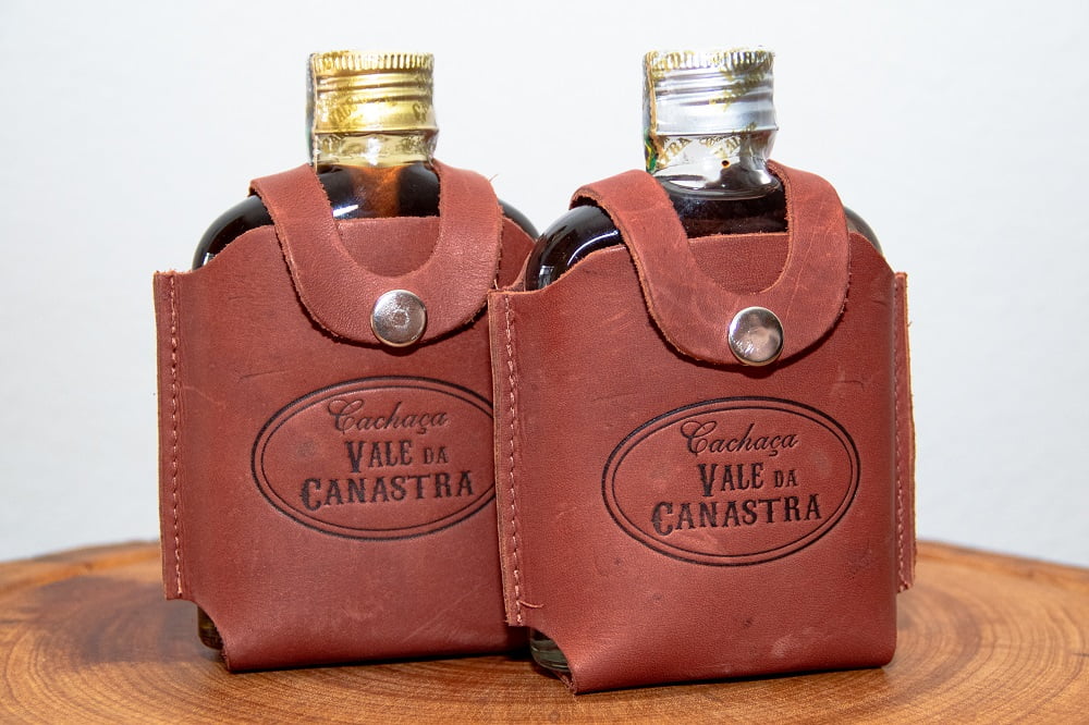 KIT 1 CACHAÇA ARTESANAL OURO 160 ML + 1 CACHAÇA PRATA 160 ML COM CAPA DE COURO 3