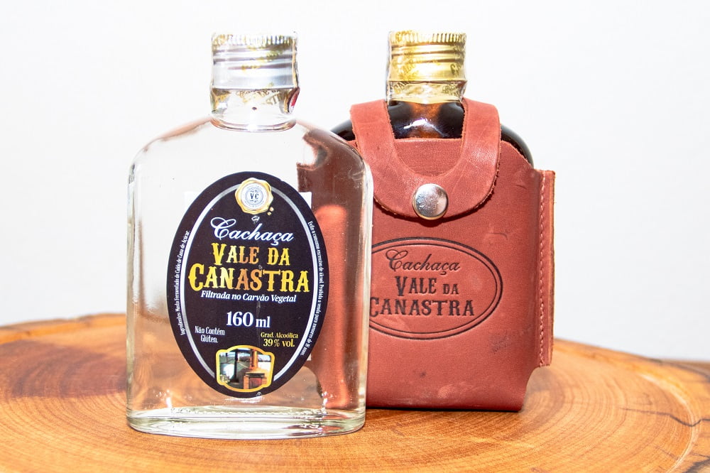 KIT 1 CACHAÇA ARTESANAL OURO 160 ML + 1 CACHAÇA PRATA 160 ML COM CAPA DE COURO 5