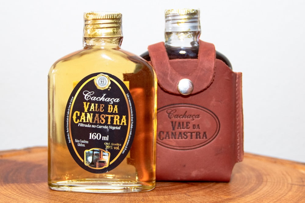 KIT 1 CACHAÇA ARTESANAL OURO 160 ML + 1 CACHAÇA PRATA 160 ML COM CAPA DE COURO 4