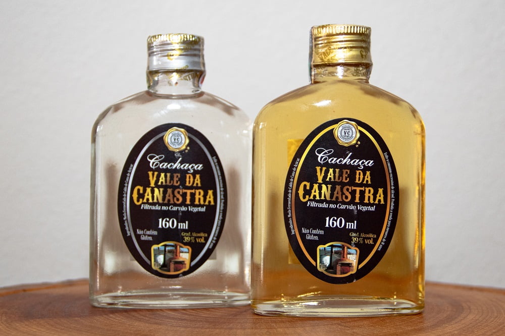 KIT 1 CACHAÇA ARTESANAL OURO 160 ML + 1 CACHAÇA PRATA 160 ML COM CAPA DE COURO 6