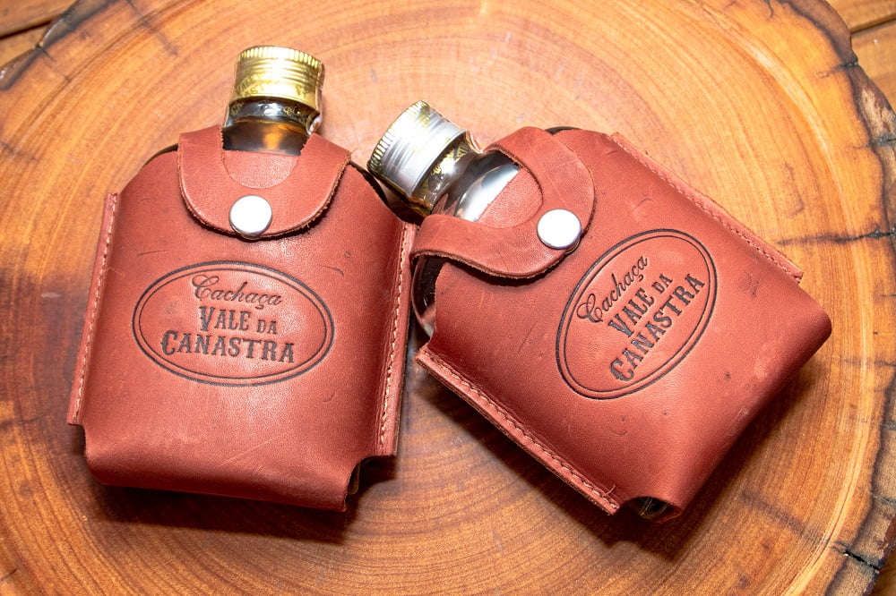 KIT 1 CACHAÇA ARTESANAL OURO 160 ML + 1 CACHAÇA PRATA 160 ML COM CAPA DE COURO 1