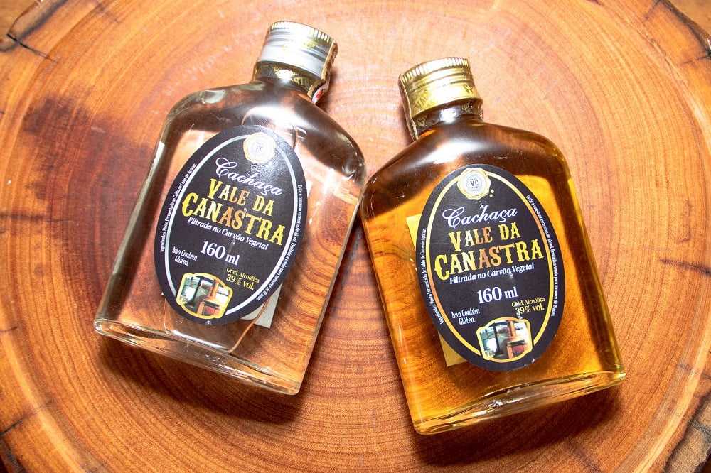 KIT 1 CACHAÇA ARTESANAL OURO 160 ML + 1 CACHAÇA PRATA 160 ML COM CAPA DE COURO 2