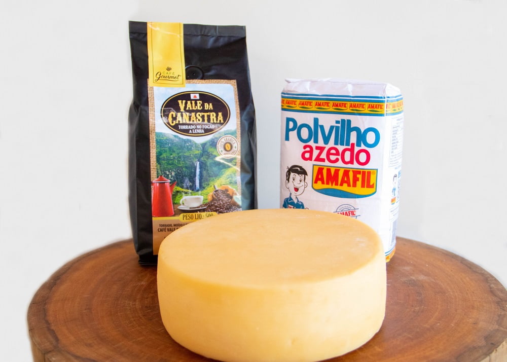 KIT PARA PÃO DE QUEIJO - 1 QUEIJO CANASTRA CURADO 600G + 1 KG POLVILHO + 1 CAFÉ GOURMET 500G 1