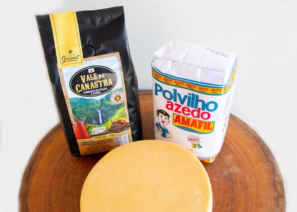 KIT PARA PÃO DE QUEIJO - 1 QUEIJO CANASTRA CURADO 600G + 1 KG POLVILHO + 1 CAFÉ GOURMET 500G 4