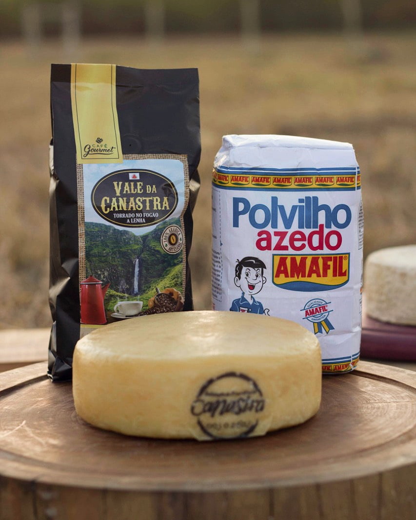 KIT PARA PÃO DE QUEIJO - 1 QUEIJO CANASTRA CURADO 600G + 1 KG POLVILHO + 1 CAFÉ GOURMET 500G 3