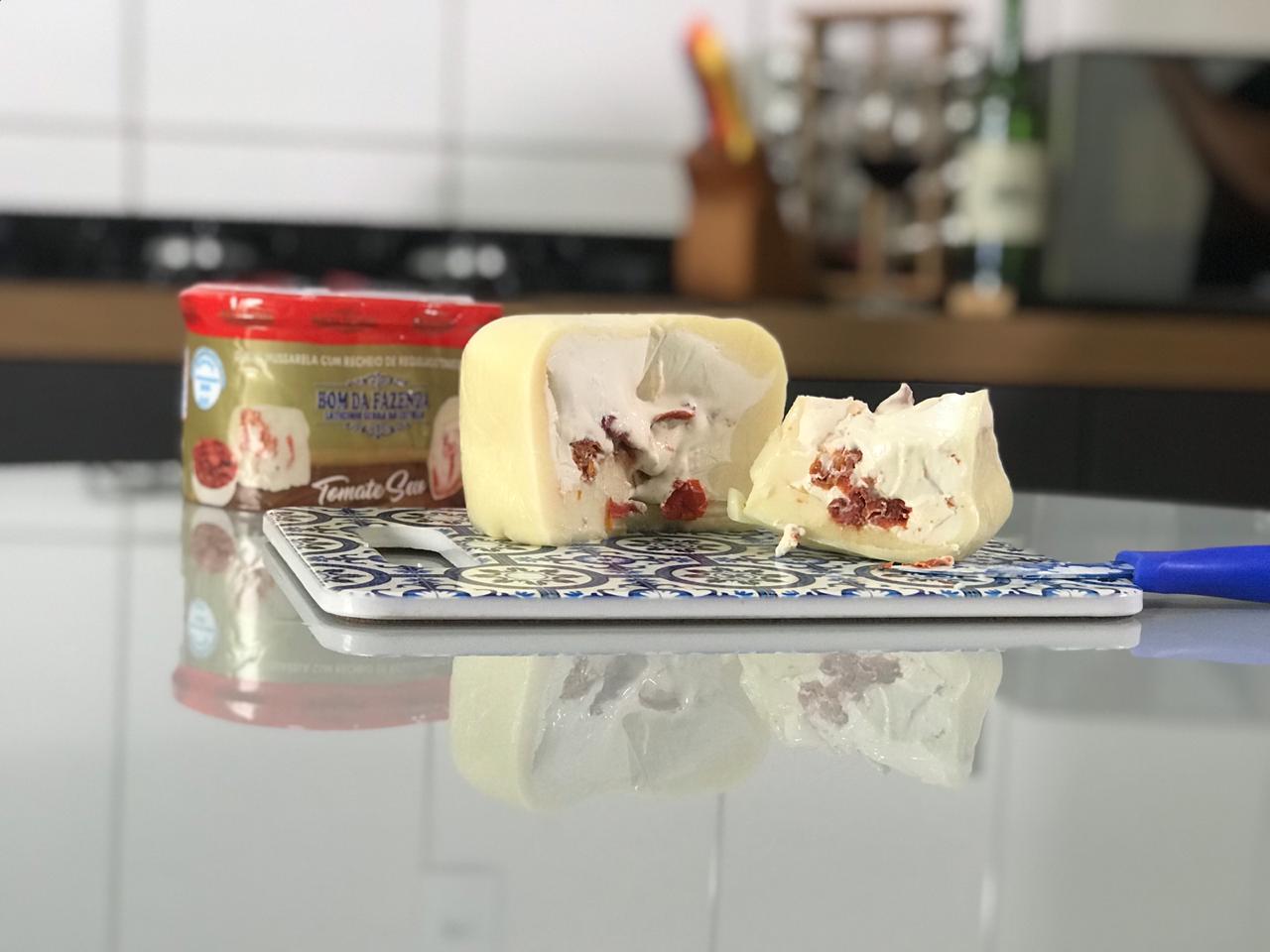 QUEIJO TRUFADO DE TOMATE SECO BOM DA FAZENDA 600G 1