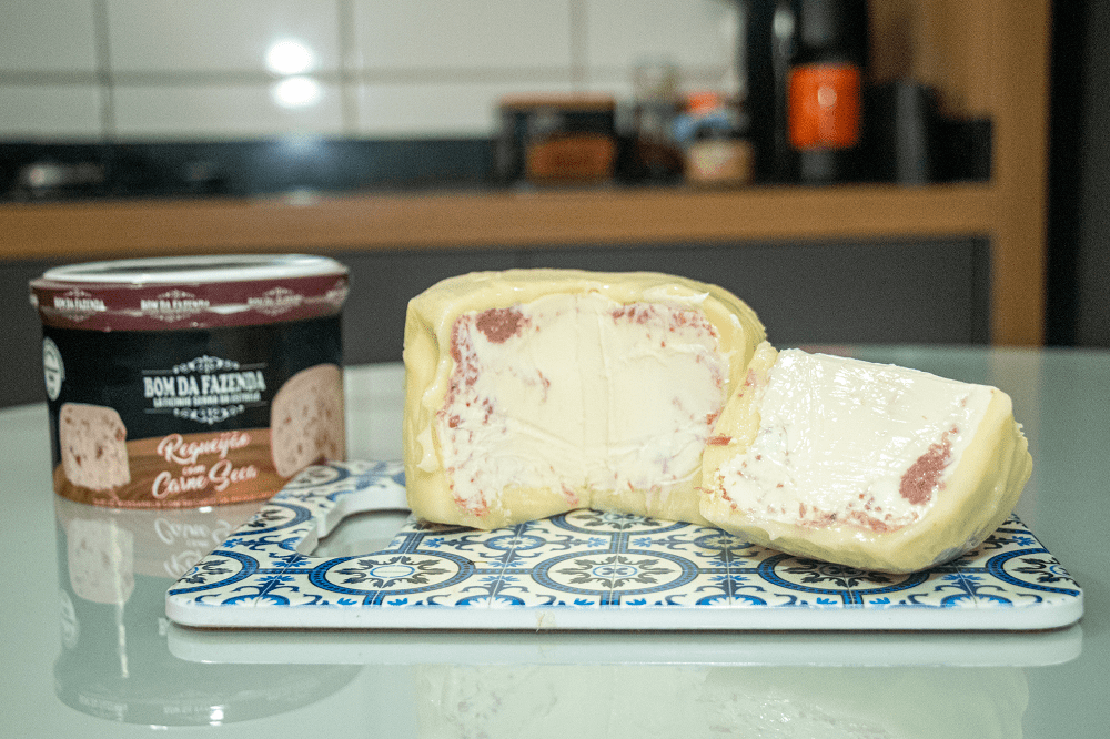QUEIJO TRUFADO REQUEIJÃO COM CARNE SECA BOM DA FAZENDA 600G 1