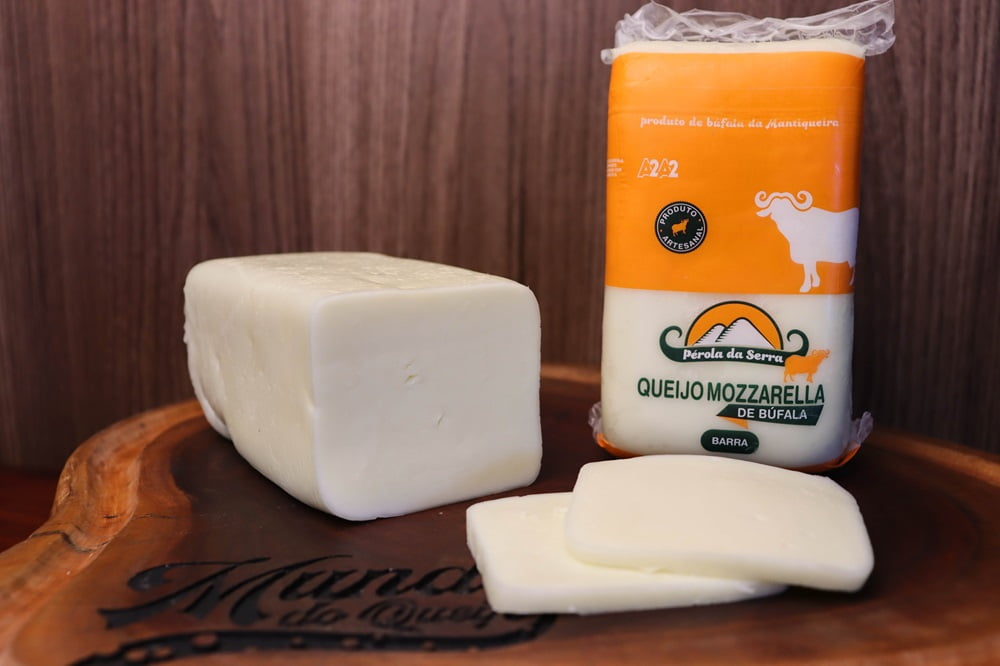 MUSSARELA DE BÚFALA EM BARRA PÉROLA DA SERRA PREMIADO OURO 500G 1