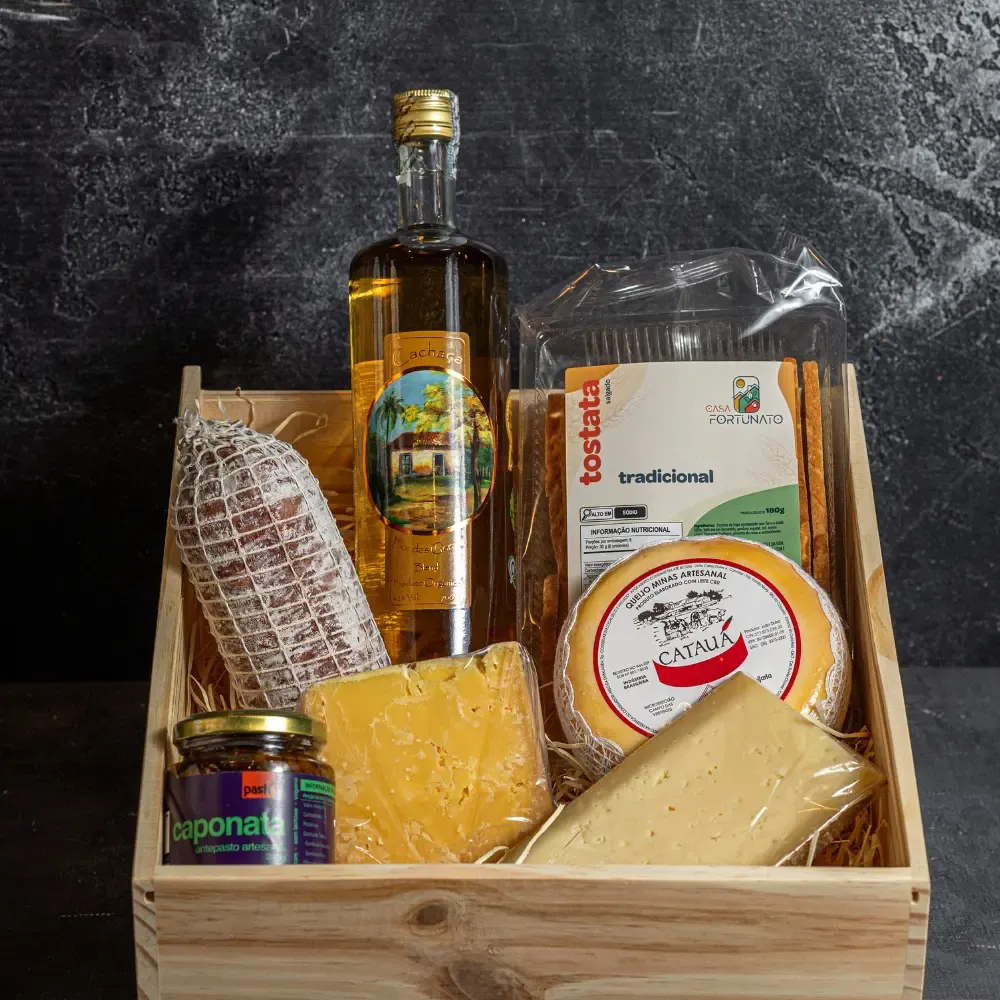Caixa de Presente - Maleta de Madeira Pinus - 3 Queijos Artesanais + Cachaça Artesanal + Charcutaria + Antepasto + Torradas 1