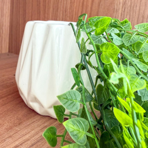 ARRANJO DE PENDENTE SAMAMBAIA COM VASO DE CERÂMICA BRANCO BIA 3