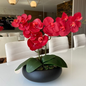 ARRANJO DE ORQUÍDEA VERMELHA COM VASO DE CERÂMICA PRETO CLARA 1