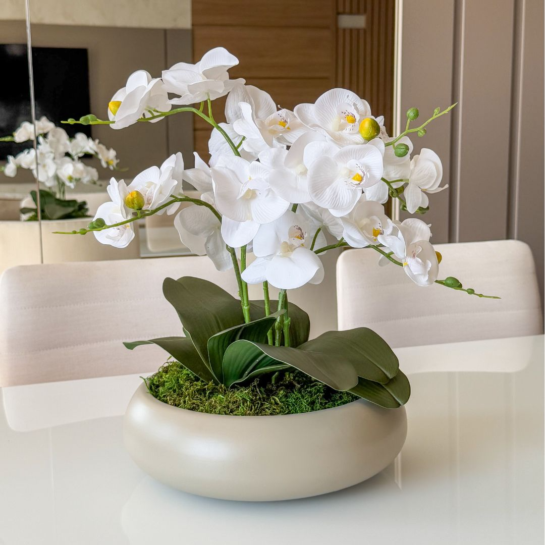 ARRANJO DE ORQUÍDEA BRANCA IASMIN 6 HASTES COM VASO DE CERÂMICA FENDI CLARA 1