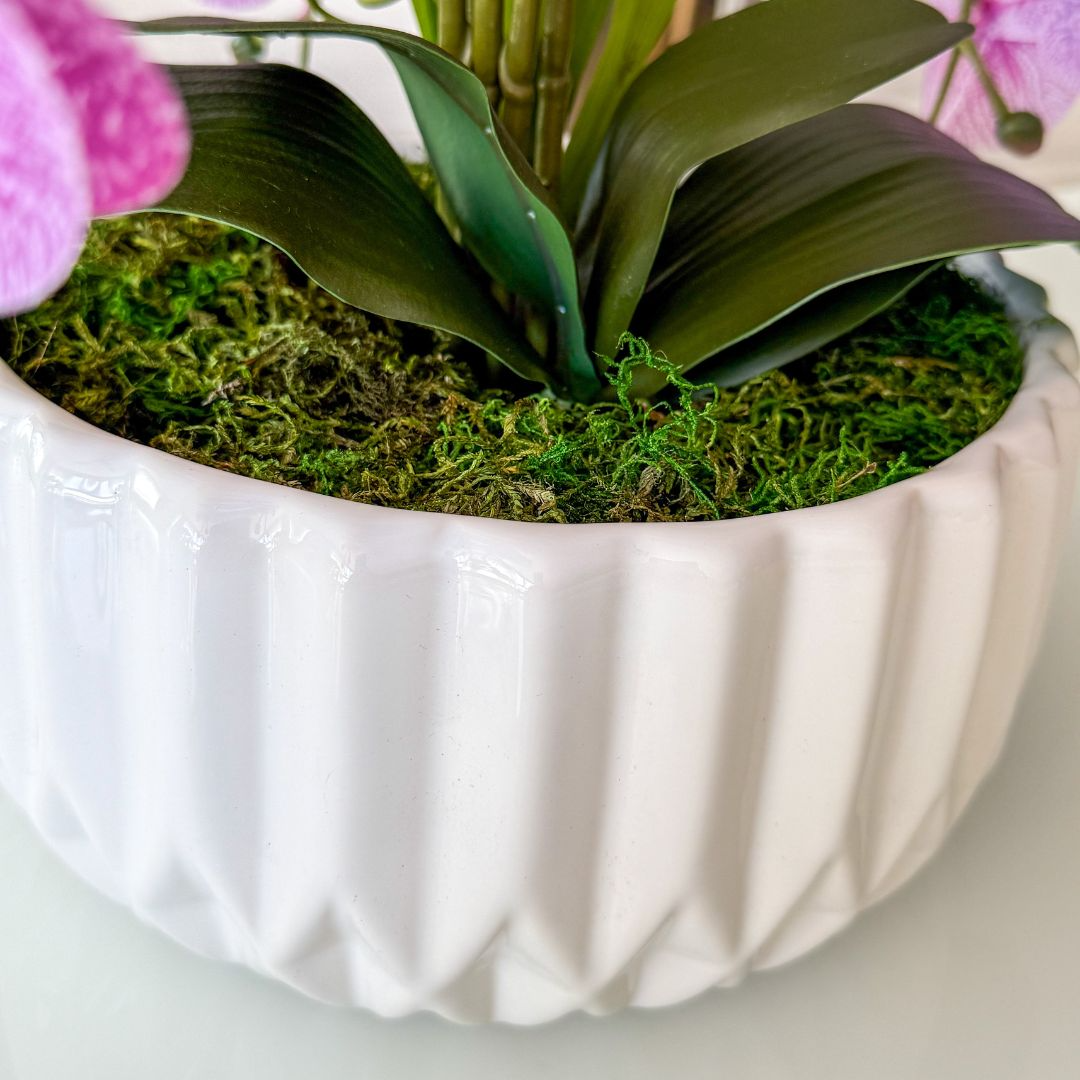  ARRANJO DE ORQUÍDEA VIOLETA COM VASO DE CERÂMICA BRANCO VENEZA 3