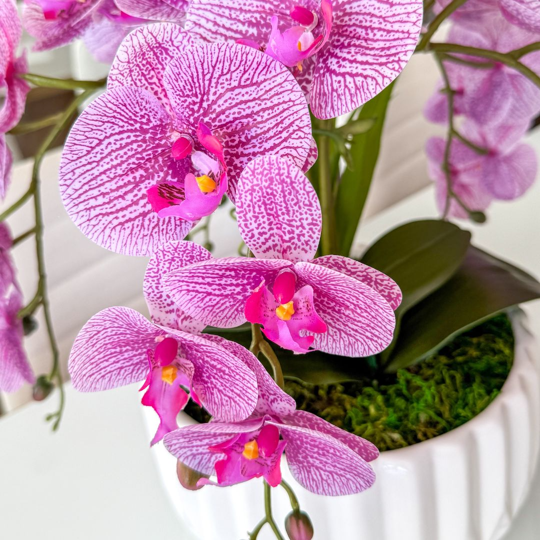  ARRANJO DE ORQUÍDEA VIOLETA COM VASO DE CERÂMICA BRANCO VENEZA 2