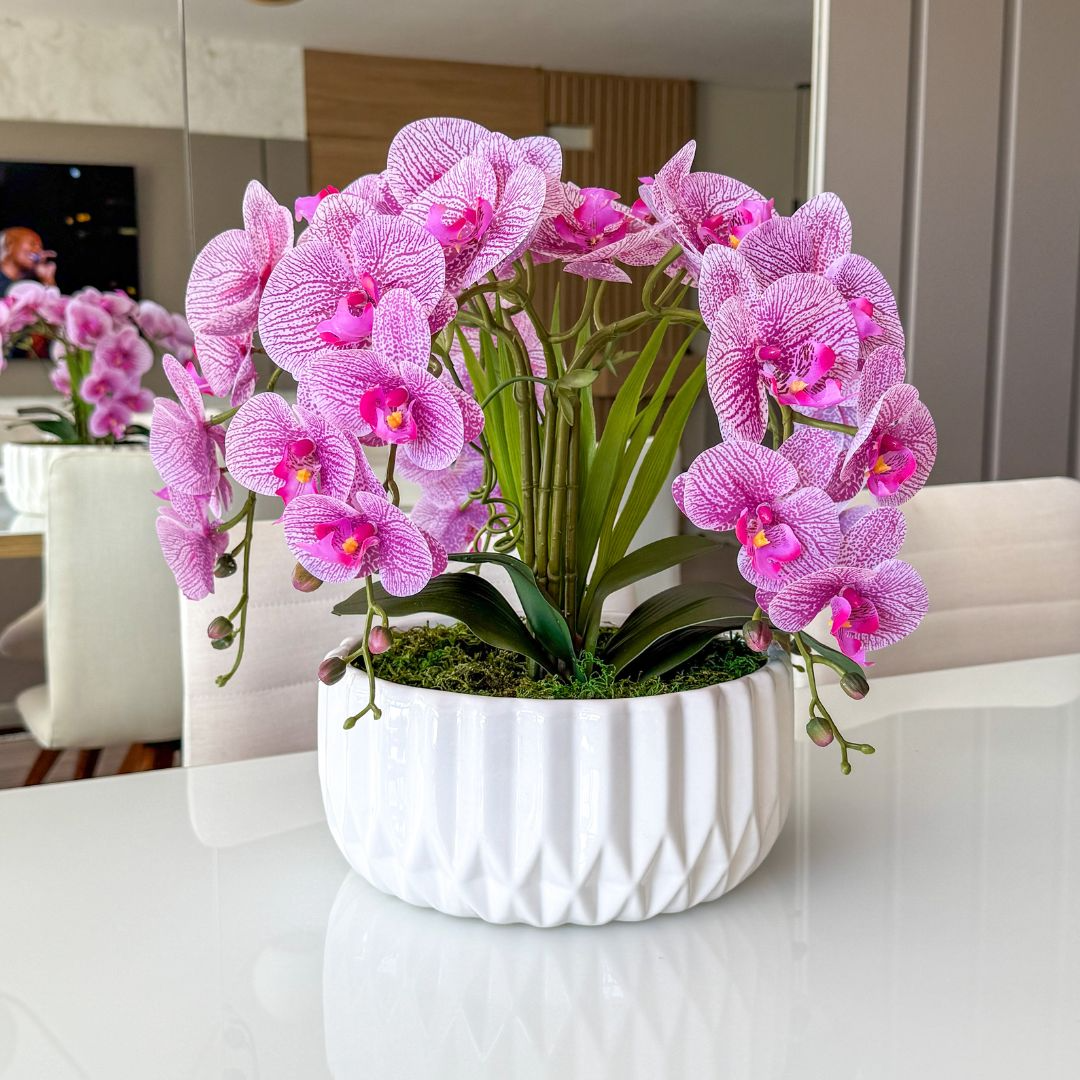  ARRANJO DE ORQUÍDEA VIOLETA COM VASO DE CERÂMICA BRANCO VENEZA 1
