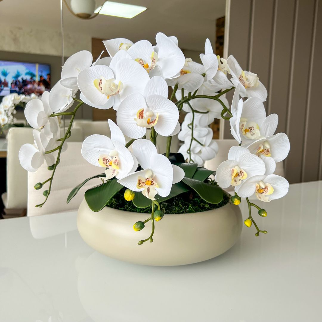 ARRANJO DE ORQUÍDEA BRANCA COM VASO DE CERÂMICA FENDI CLARA 1