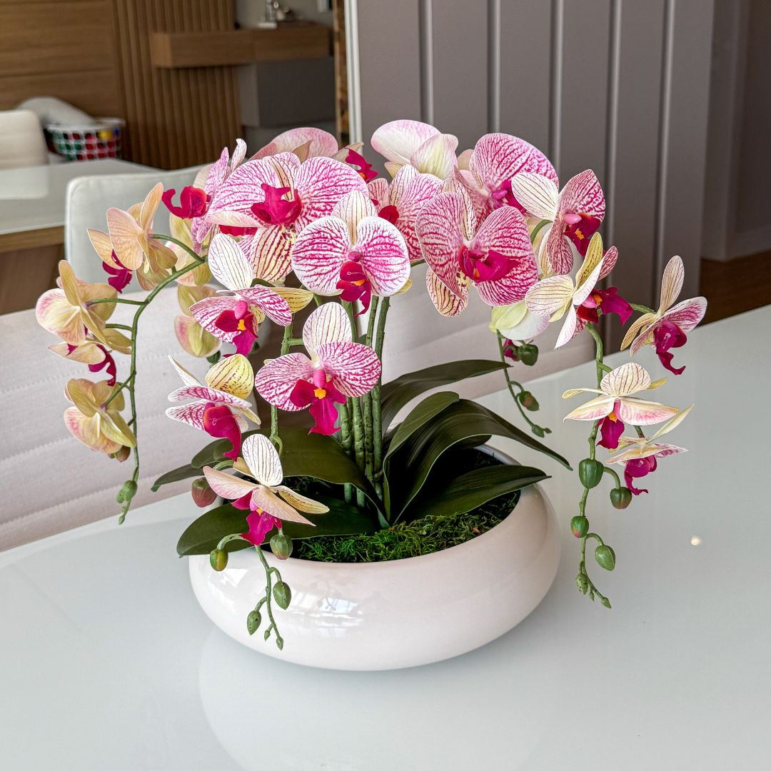 ARRANJO DE ORQUÍDEA ROSA MISTA LÍVIA COM VASO DE CERÂMICA BRANCO CLARA 2