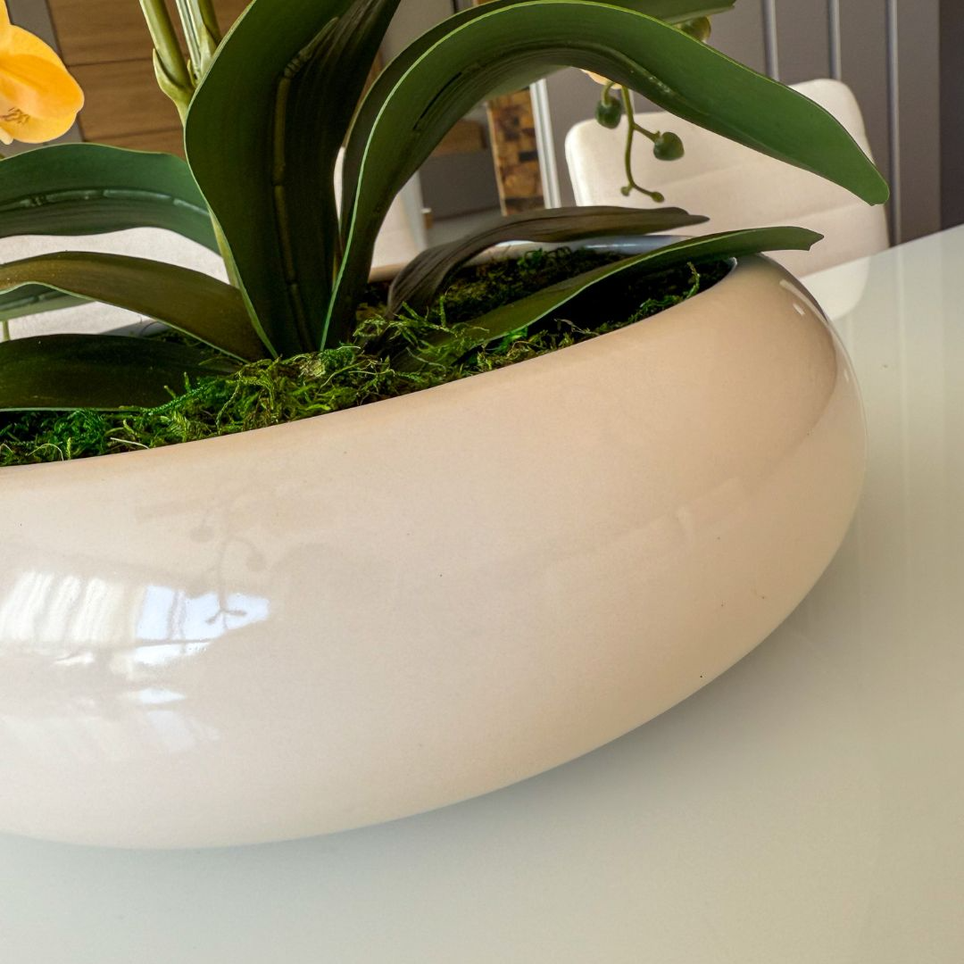 ARRANJO DE ORQUÍDEA AMARELA COM VASO DE CERÂMICA BRANCO CLARA 4