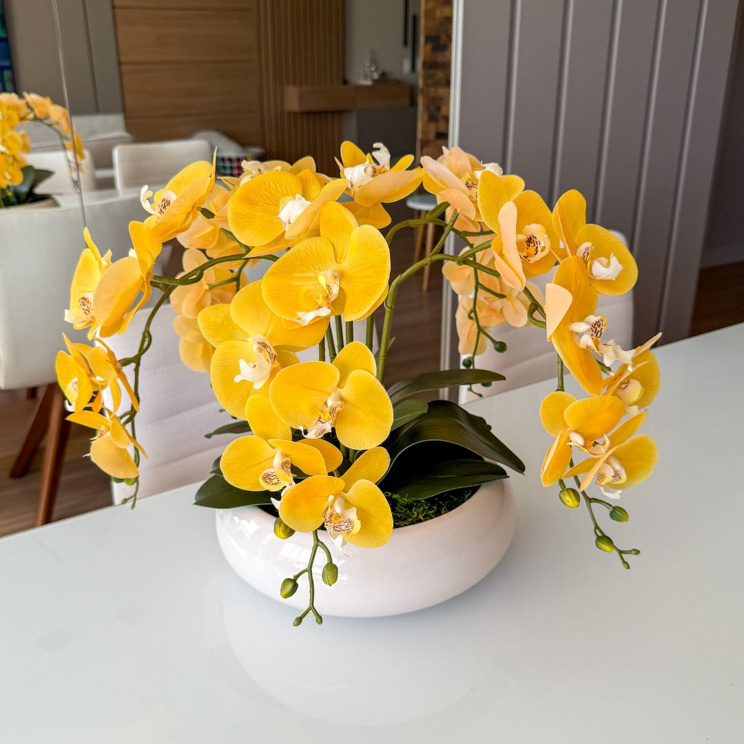 ARRANJO DE ORQUÍDEA AMARELA COM VASO DE CERÂMICA BRANCO CLARA 2