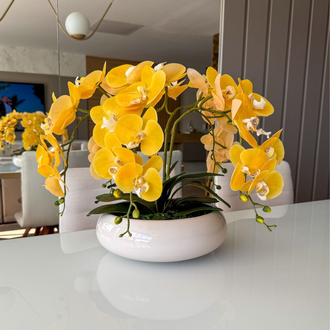 ARRANJO DE ORQUÍDEA AMARELA COM VASO DE CERÂMICA BRANCO CLARA 1