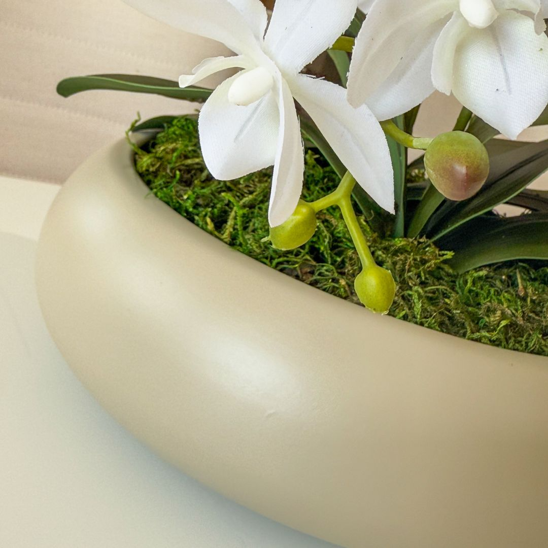 ARRANJO DE ORQUÍDEA BRANCA IARA 5 HASTES COM VASO DE CERÂMICA FENDI CLARA 3