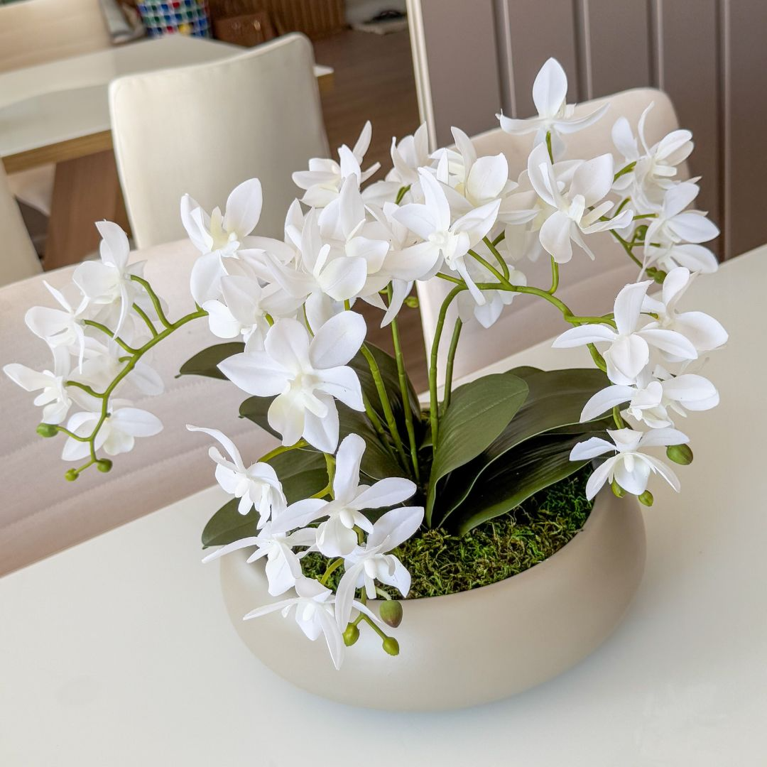 ARRANJO DE ORQUÍDEA BRANCA IARA 5 HASTES COM VASO DE CERÂMICA FENDI CLARA 2