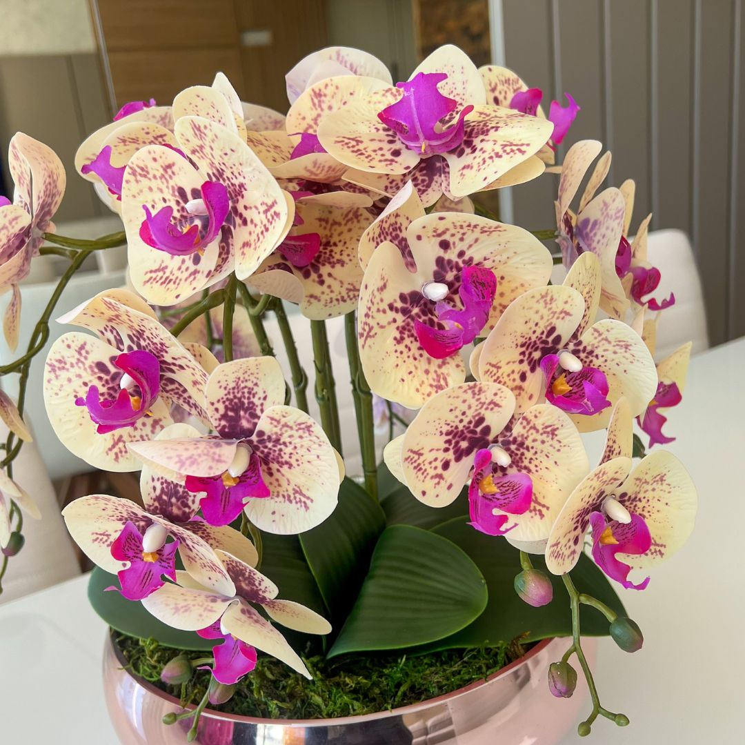 ARRANJO DE ORQUÍDEA MISTA 6 HASTES COM VASO DE VIDRO ROSÊ GOLD 2