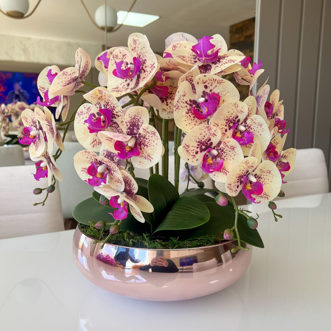 ARRANJO DE ORQUÍDEA MISTA 6 HASTES COM VASO DE VIDRO ROSÊ GOLD 1