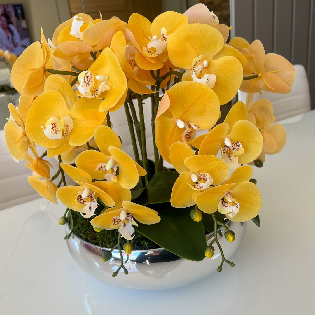 ARRANJO DE ORQUÍDEA AMARELA COM VASO DE VIDRO PRATA GOLD 2